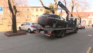 Otca, ktorému odtiahli auto aj s dieťaťom, obvinili