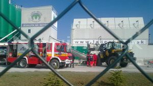 FOTO: V betonárke spadol do lisu robotník