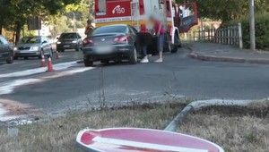 Vodič sa snažil hodiť nehodu na svoju manželku. Po náraze do značky vystúpil z auta a odišiel po ňu domov