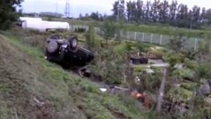 Vodič SUV sa prevrátil na strechu, auto skončilo v záhradníctve. Viezol aj svoju dcéru