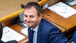 Vodu kázal, víno pil. Poslanec Smeru odpísal celú diplomovku, za rovnaký čin kritizoval Gröhlinga