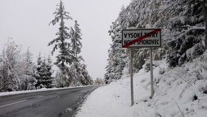 Sneh potrápil cestárov na Orave aj v okolí Vysokých Tatier