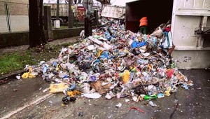 Obilie a smeti na ceste! V Zámkoch sa zrazili autá