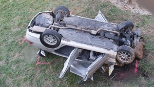 Unikal pred policajtmi, a to ho stálo život. Mladý muž nezvládol rýchlu jazdu a spadol z mosta