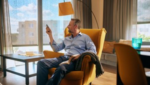 Solárne screeny: riešenie do horúčav bez sekania stien