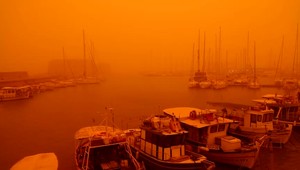 Grécko zasiahla búrka s tornádom, extrém si vyžiadal jednu obeť