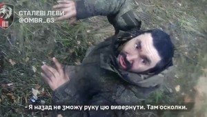 VIDEO: Američan zdvorilo zajal ruských vojakov. Zapálil im aj cigaretu