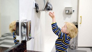 Odborníci varujú! Pre TOTO by deti nemali používať sušiče rúk na toaletách