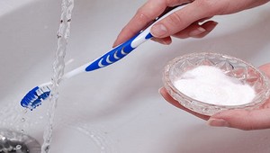 Dentálna hygienička:  Po zvracaní si nečistite zuby, poškriabete si sklovinu!