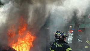 V Grécku hádzali na hráčov zápalné bomby