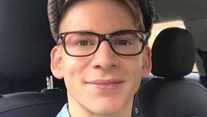 Koľko rokov by ste hádali tomuto mužovi? Keď zistíte jeho skutočný vek, padne vám sánka