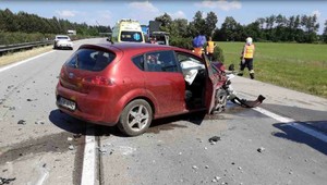 V dôsledku horúčav praskla cesta na diaľnici. Päť áut havarovalo a odhadovaná škoda je viac ako milión korún