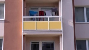 Humenčan nedovolil žene vyjsť z bytu. Viackrát ju udrel do tváre