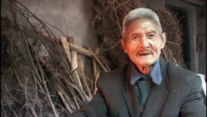 Deduško ako z rozprávky! Deťom varí čaj, aby neochoreli