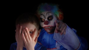 Zlí klauni strašia na oboch stranách Atlantiku