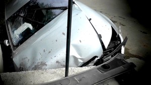 Štrnásťročný školák si vzal kľúče od nového auta a šiel sa voziť s kamarátmi. Ich jazda sa skončila v kanáli