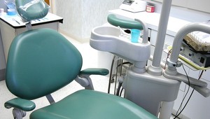 Zubár si neumýval ruky, náradie skladoval na toalete