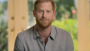 Princ Harry šokoval zmeneným vzhľadom: Ešte nedávno mal plešinu, aha, čo má teraz na hlave!