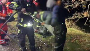 Chcel ukradnúť ryby, nakoniec sa zasekol v bahne