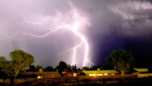 Strašná rana! Blesk rodine udrel do domu, začal horieť