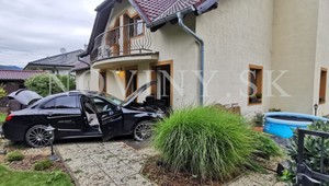 Opitý vodič skončil s autom v plote rodinného domu. Z miesta nehody ušiel