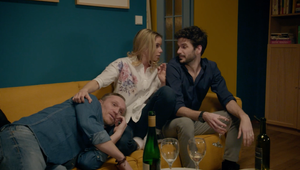 Rebeka sa s dvomi kolegami poriadne odviaže! Bujará párty, potoky alkoholu a konkurz na otca jej dieťaťa!