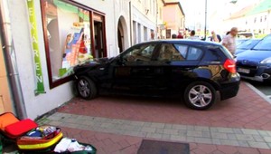 Poplietla si plyn s brzdou, zrazila muža (82)