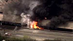 Horelo priamo pod diaľnicou, časť z nej padla