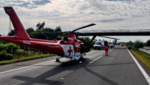 Úsek D2 museli uzavrieť. Z mosta spadol na cestu dôchodca