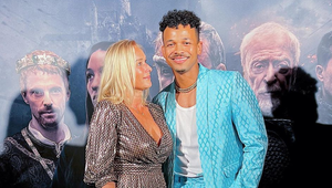 Ben sa vybral na akciu po boku príťažlivej blondínky! No najviac šokovalo odhalenie, KTO to je!