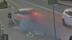 VIDEO: Od tragédie ju delili centimetre. Auto sa rútilo priamo na dievča na kolobežke