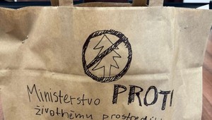 Kuriér doviezol jedlo na ministerstvo. Na taške bola výzva na zabitie Tomáša Tarabu