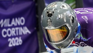 Ukrajinského olympionika diskvalifikovali za helmu s portrétmi obetí vojny