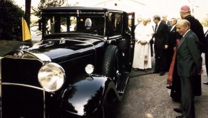 Pápež v garážach Vatikánu, hľadal luxusné autá