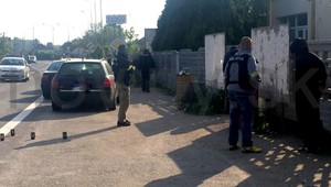 Colníci pri Veľkom Mederi zadržali autá s migrantmi, jednu ženu postrelili