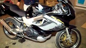 Tínedžeri ukradli motorku, zaparkovali ju v byte