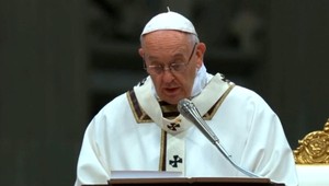 Pápež František venoval polnočnú omšu utečencom