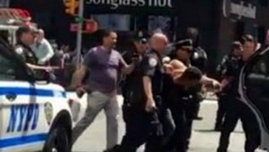 V New Yorku narazilo auto do ľudí, jeden mŕtvy