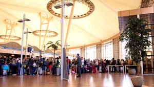 Egypťania kontrolujú kamerové záznamy z letiska, hľadajú stopy