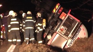 Havaroval kamión s nebezpečným nákladom! Vydesil aj hasičov