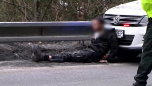 Maďarský prevádzač viezol 14 cudzincov. Keď ich policajti zastavili, chceli utiecť do lesa