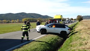 Úspešná spolupráca policajtov ukončila akčnú naháňačku. Zadržali zlodejov v ukradnutom aute
