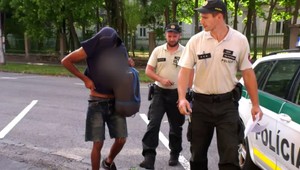 Polícia prichytila muža ako kradol v školskej jedálni. Na súd prišiel aj so spacákom