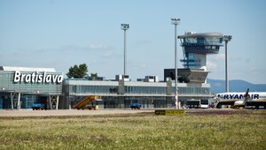 Problémy s letmi do Londýna. Cestujúci čakali hodiny na letisku