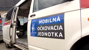 Po mobilných očkovacích tímoch volali starostovia malých obcí už mesiac. Štát až teraz spúšťa pilotný projekt
