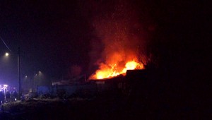 Osadu zachvátili plamene, obyvatelia ostali bez domova