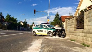 V Bratislave havarovali policajti, skončili v plote domu