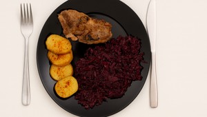 Krkovička, červená kapusta, zemiaková knedľa