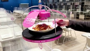 Hviezdami blížiacej sa olympiády sú roboty, jedlo znášajú zo stropu