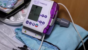 Rodičia detí napojených na prístroje musia platiť faktúry, aj keby nemali na chlieb